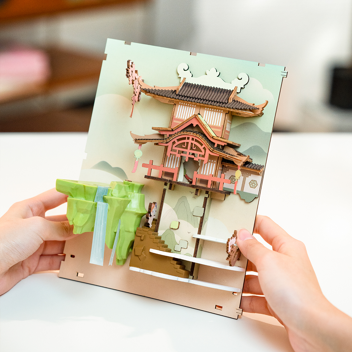 Rolife DIY Book Nook Kit - Falling Sakura TGB05 taille graphique avec des dimensions de 6.3 x 9.1 x 2.6 in montrées