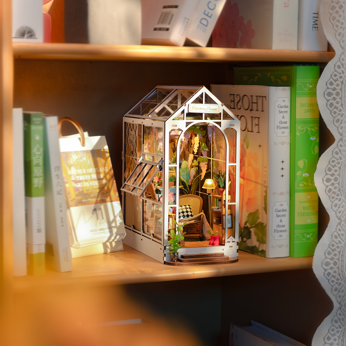 Rolife DIY Buchnische Kit - Feriengartenhaus TGB06 Regaldisplay-Szene