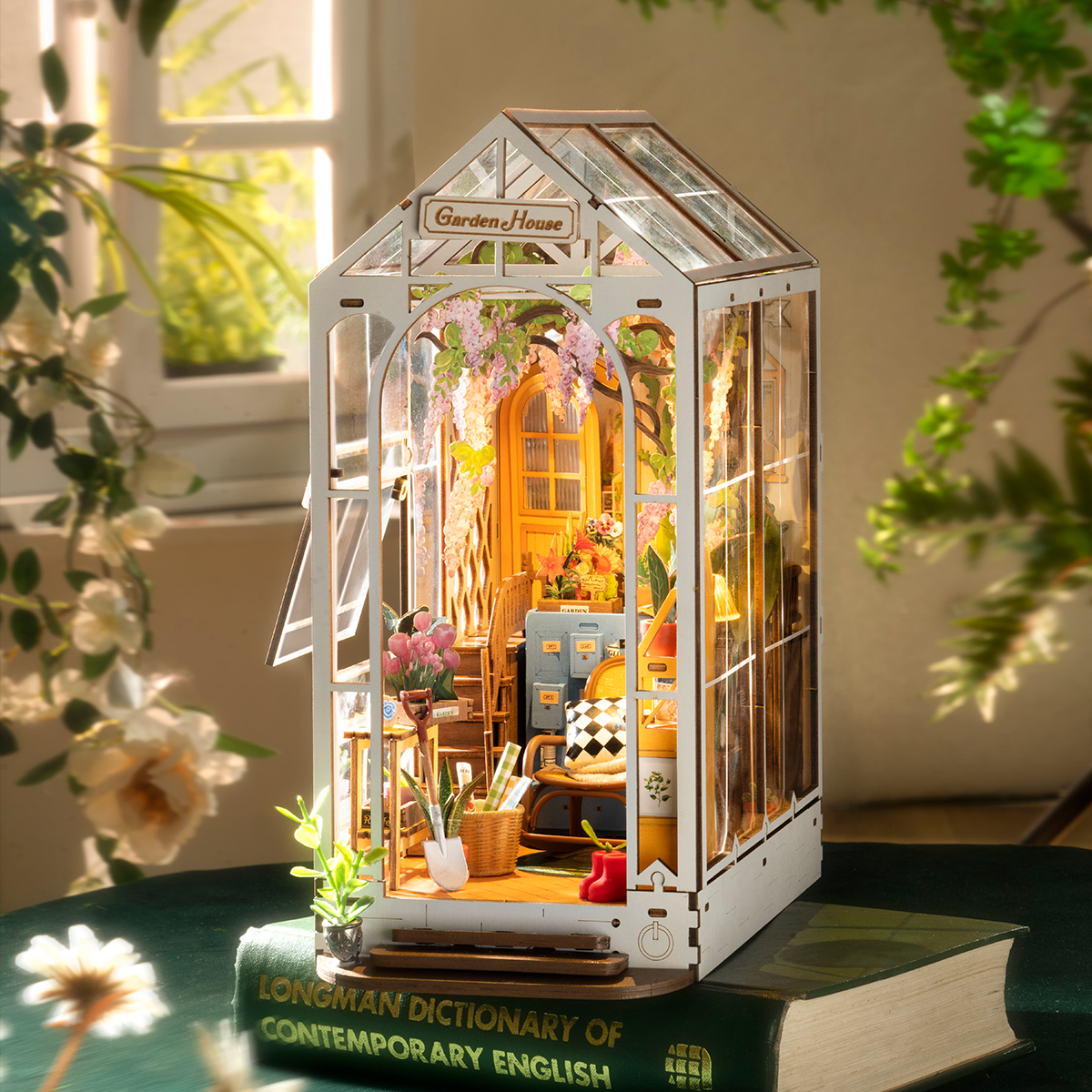 Rolife DIY Boek Nook Kit - Vakantie Tuinhuis TGB06 tafel display scène