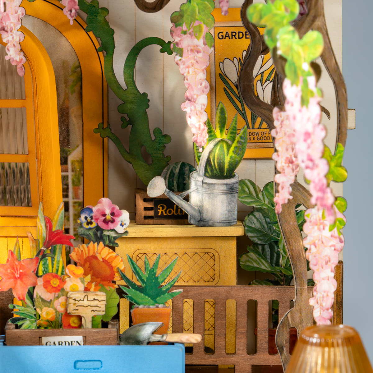 Rolife DIY Buch Nook Kit - Feriengartenhaus TGB06 Blumenbogen Detailaufnahme