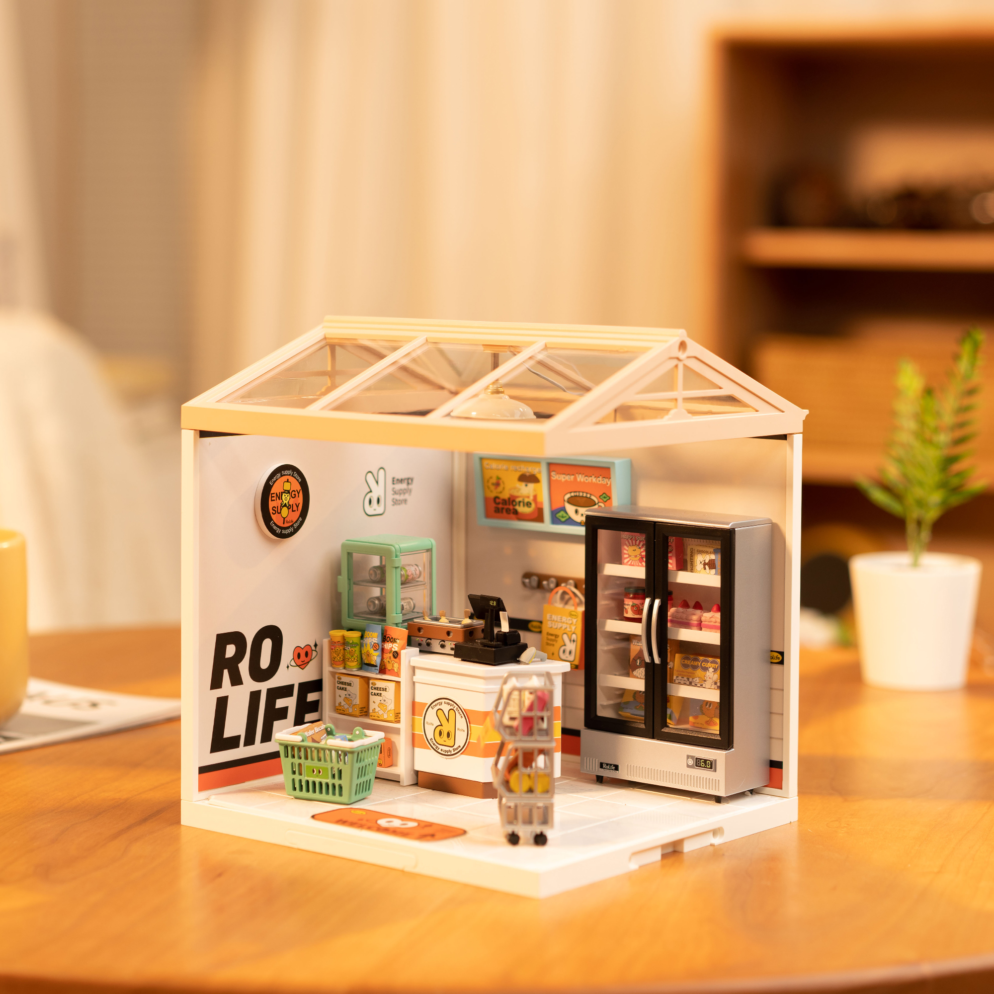Rolife Energy Supply Store Super Creator Miniature House DW002 scène d'affichage sur table près de la fenêtre
