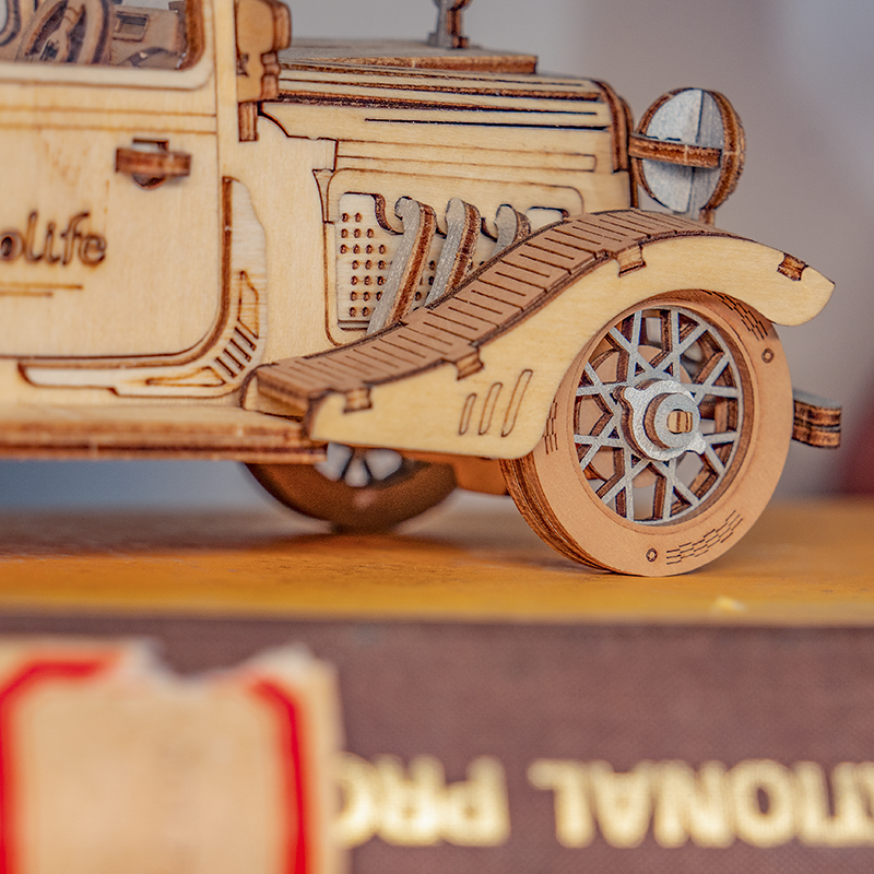 Close-up van de Rolife Vintage Auto voorste spatbord en wieldetails