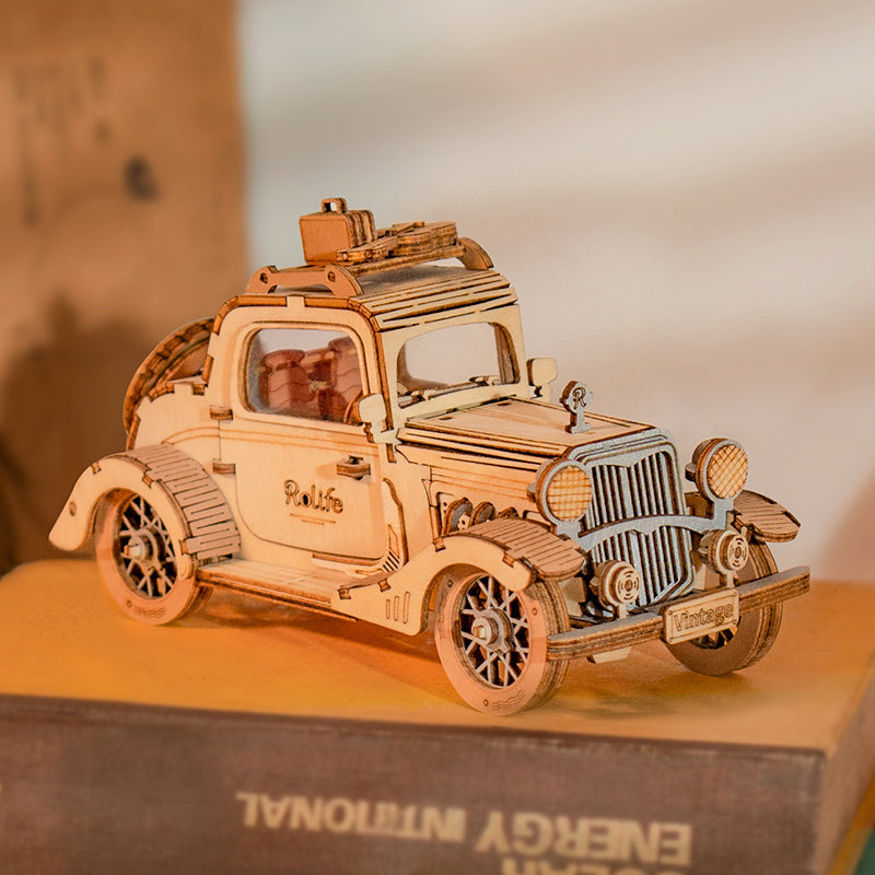 Rolife Vintage Car TG504 houten puzzel weergegeven op gestapelde boeken