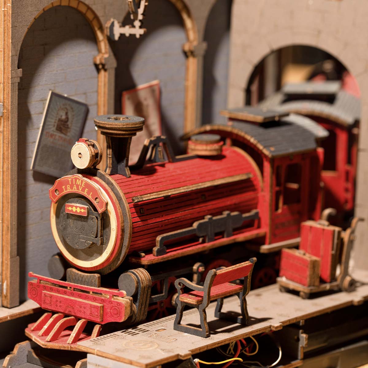 Rolife DIY Book Nook Kit Voyage dans le temps TGB04 détail gros plan de train à vapeur rétro
