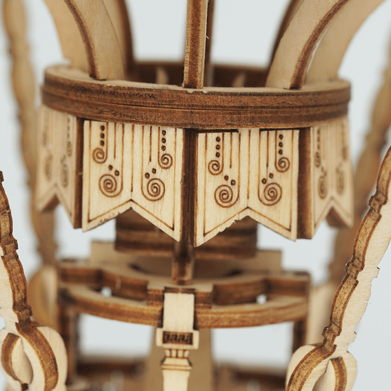 Gros plan sur les détails de la garniture du panier du ballon à air chaud Rolife et des franges suspendues.
