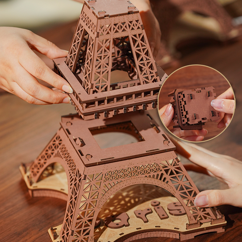 Rolife 3D Wooden Puzzle - Nuit de la Tour Eiffel TGL01 processus d'assemblage en gros plan