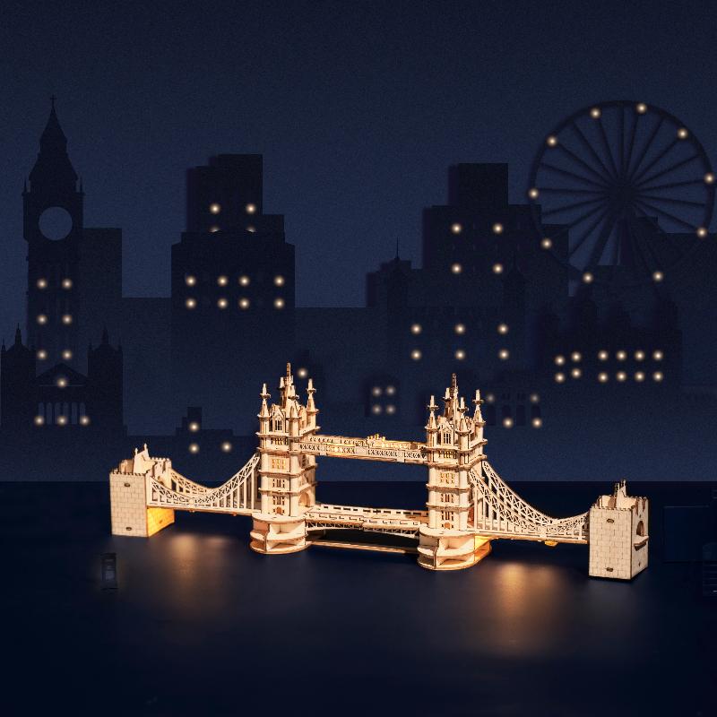 Rolife Tower Bridge TG412 verlichte houten puzzel in een Londense nacht scène