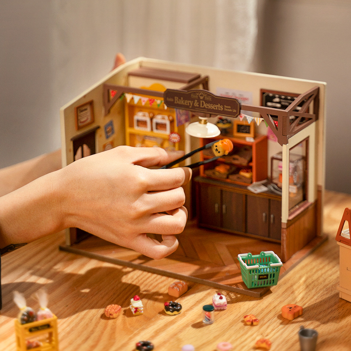 Rolife DIY Miniature House - La maison de pâtisserie de Becka DG161 scène d'assemblage pratique
