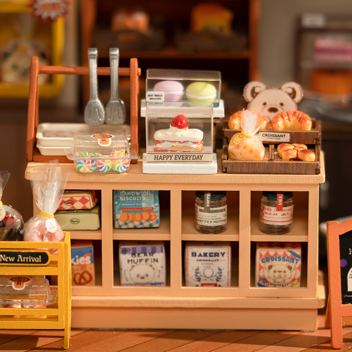 Rolife DIY Miniature House - Becka's Baking House DG161 détail en gros plan du comptoir de présentation de la boulangerie