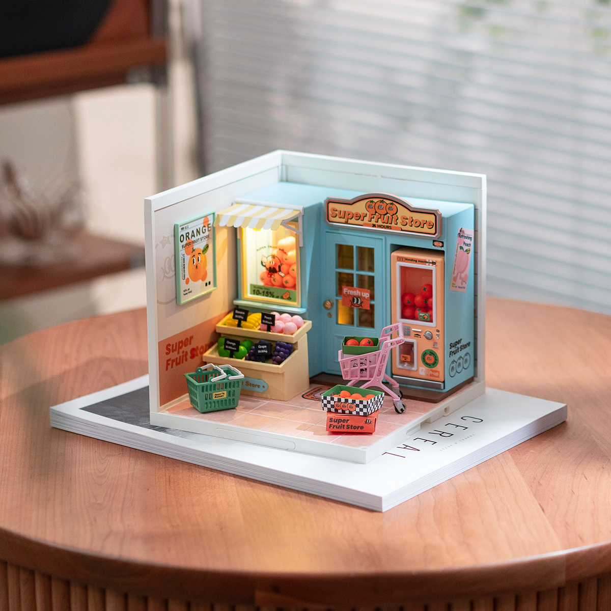 Rolife Super Fruit Store Super Creator Maison Miniature DW003 exposition sur une table ronde