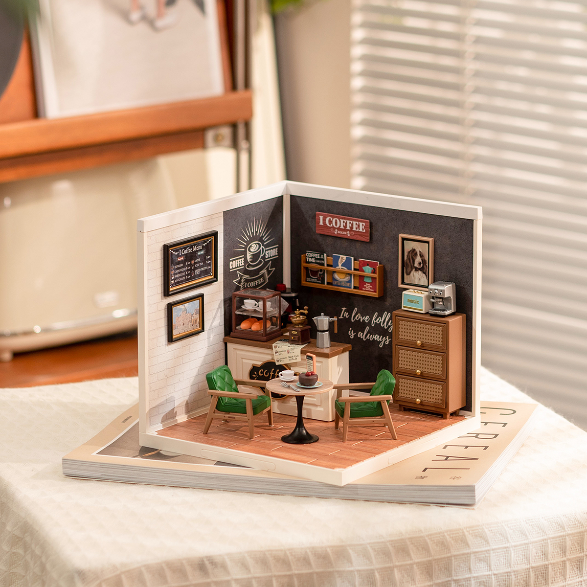 Rolife Daily Inspiration Cafe Super Creator Miniature House DW001B scène d'affichage de table à une fenêtre