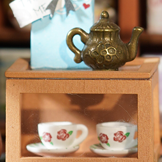 Alice's Tea Store DG156 teapot and teacup shelf detail close-up