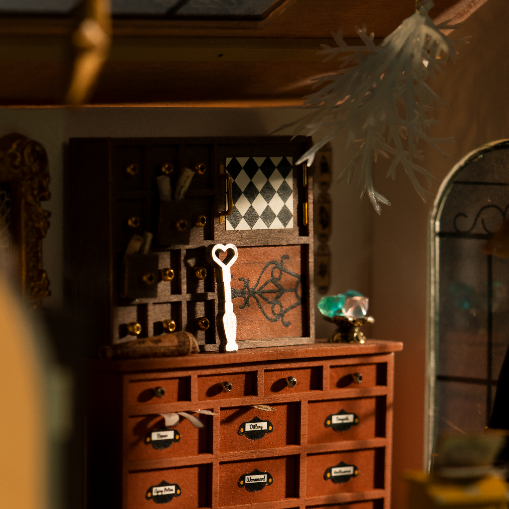 Nahaufnahme des Holzschubladenschranks von Kiki's Magic Emporium und hängenden Schlüsseln