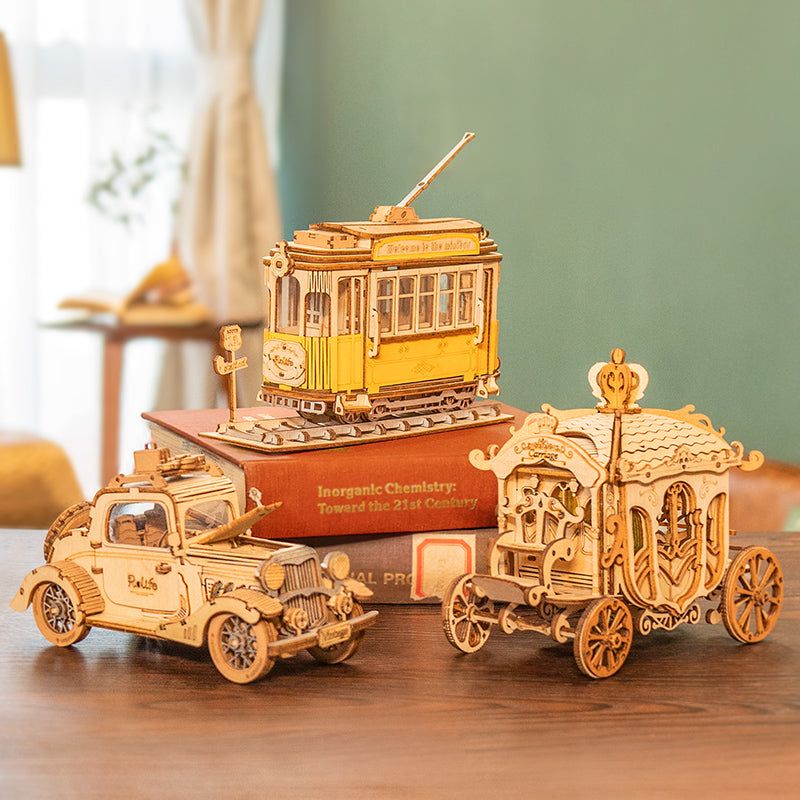 Rolife Vintage Auto weergegeven met andere miniatuurvoertuigen en boeken