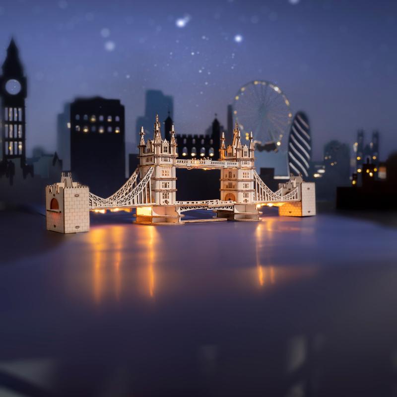 Rolife Tower Bridge TG412 exhibido en una escena nocturna de la ciudad con reflejos