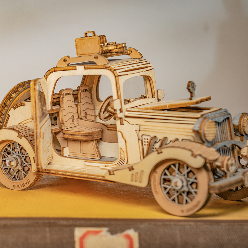 Rolife Vintage Car TG504 zijaanzicht met een open deur en reservewiel