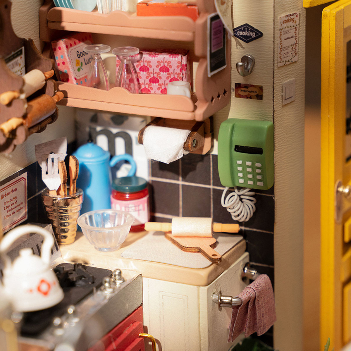 Rolife DIY Miniature House - Détails rapprochés de la cuisinière et de l'évier de la cuisine confortable DG159