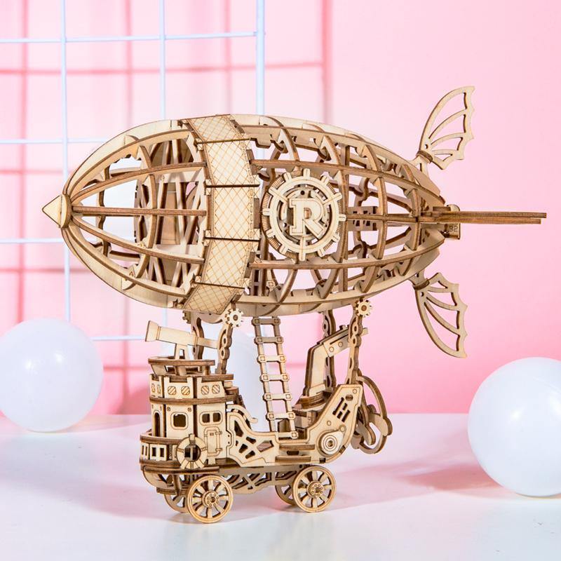 Rolife Airship TG407 houten puzzel in een roze tafelblad display scène